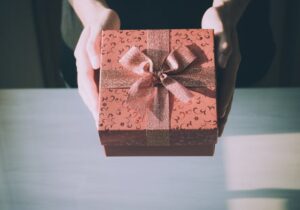 Danke sagen mit Stil: Firmengeschenke für Bestandskunden & Mitarbeitende 
