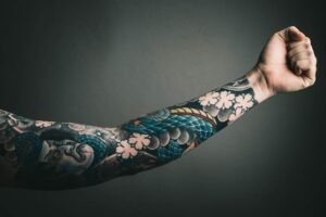 Farbig oder in Schwarz-Grau: So triffst du die richtige Wahl beim Tattoo