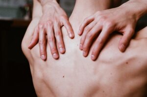 Rückenschmerzen: Bewegung im Alltag bewusst integrieren
